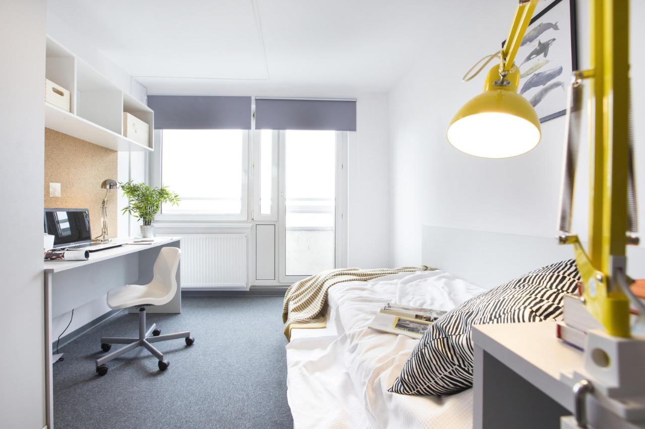 Chillout Dorm Poznanアパートホテル エクステリア 写真