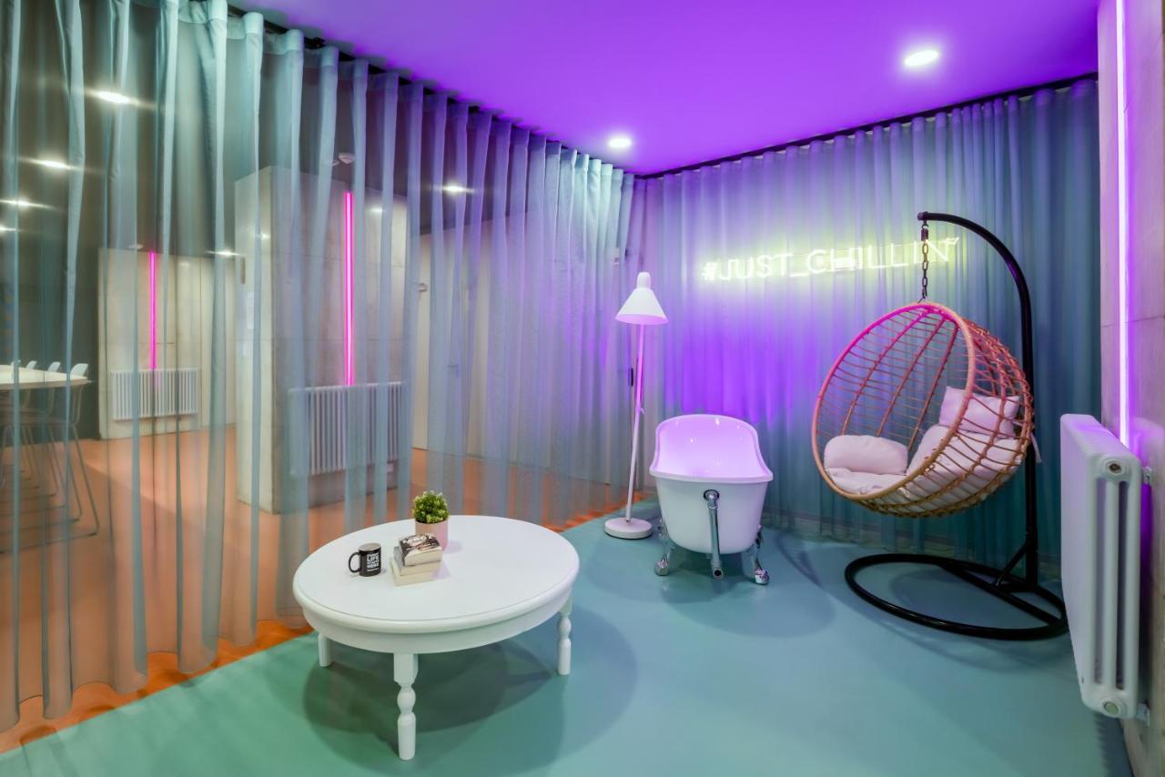 Chillout Dorm Poznanアパートホテル エクステリア 写真